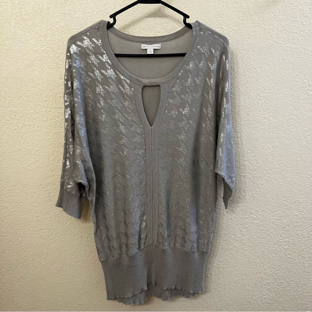 New York & Company Long Sleeve Top (Size Medium)